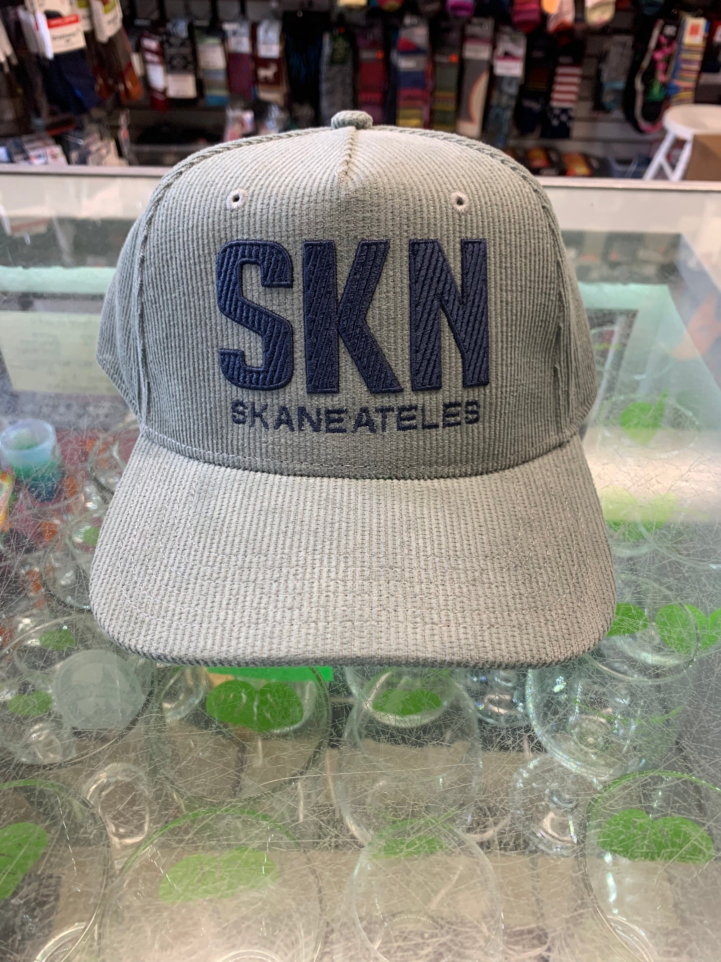 SKN snap-back corduroy hat