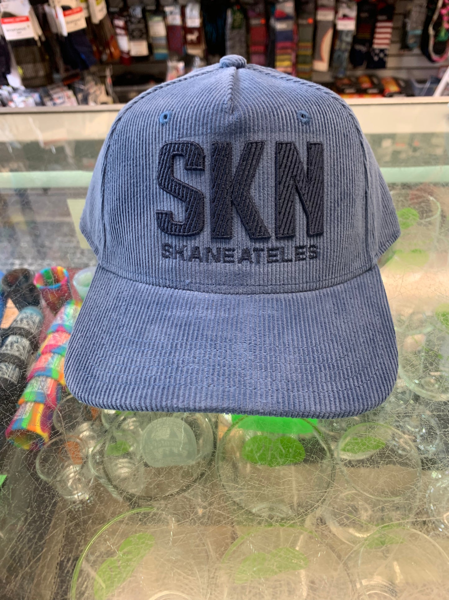 SKN snap-back corduroy hat
